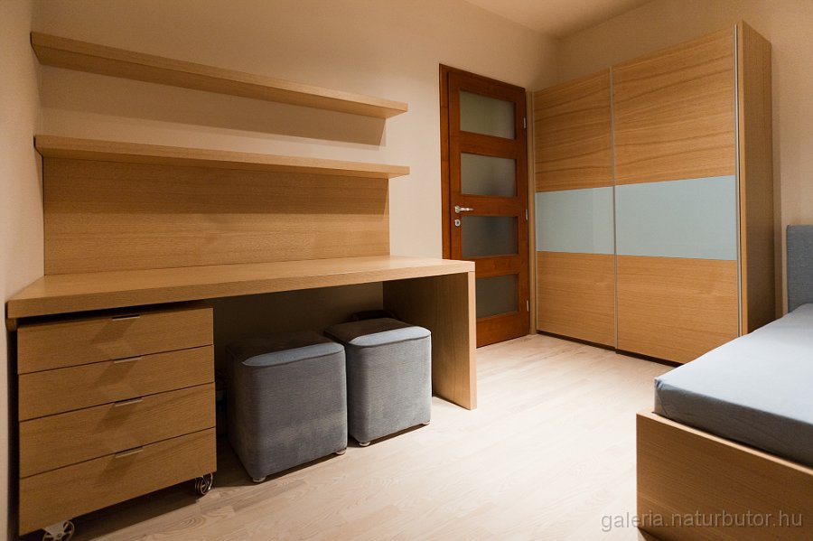 iroasztal-gesztenye-furnerozott--10422.jpg - �r�asztal - gesztenye furn�rozott (110422)