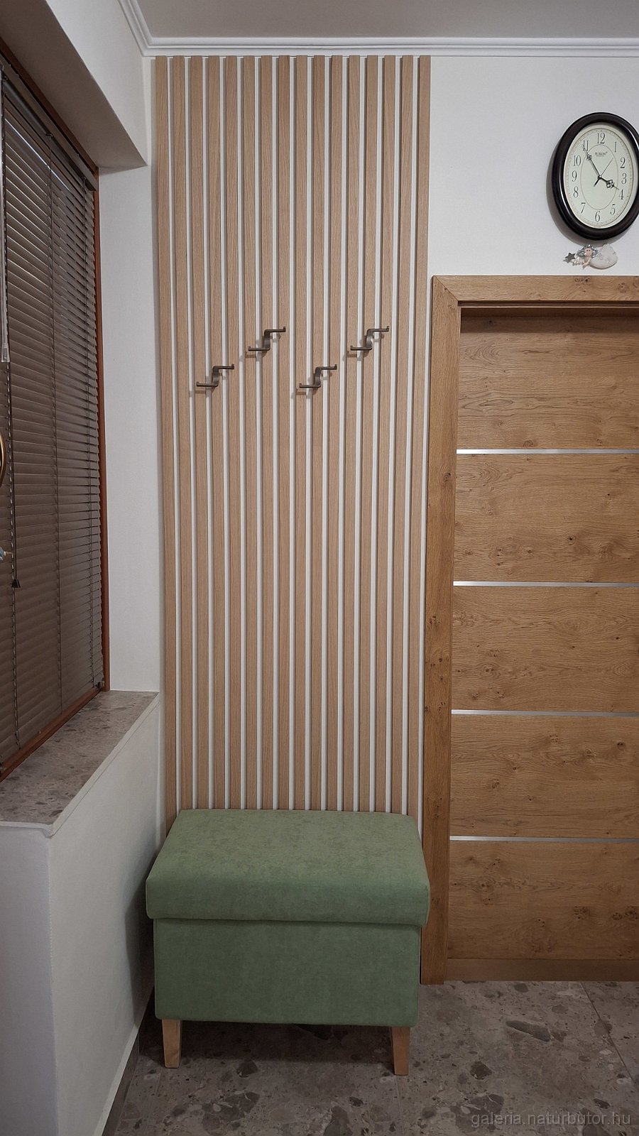 falpanel_egyedi_tolgy-lecek_olajos_vre419-25.jpg - El�szobafal - bord�s kialak�t�s, t�lgyfa, olajozott fel�letkezel�s (VRE419/25)
