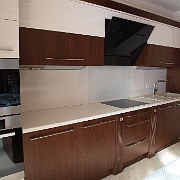 Modern-4-magasfenyu-festett-dio-furnerozott-bal-oldali-nezet