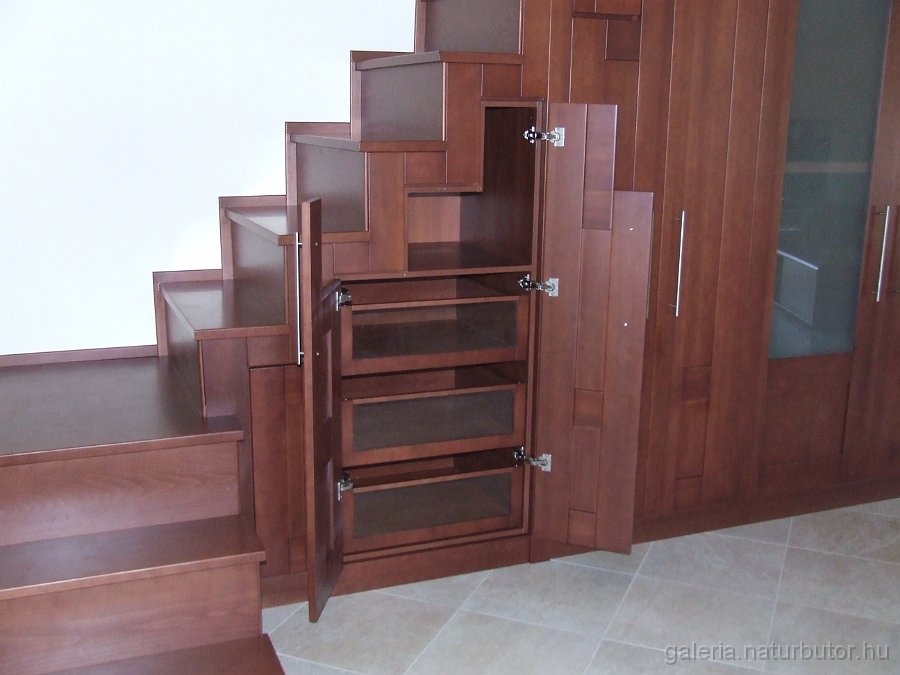 egyedi_beepitett_eloszobaszekreny_001.jpg - Be�p�tett szekr�ny - l�pcs� alatt