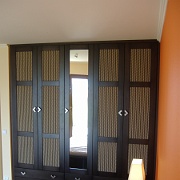 egyedi_beepitett_rattan_betetes_szekreny